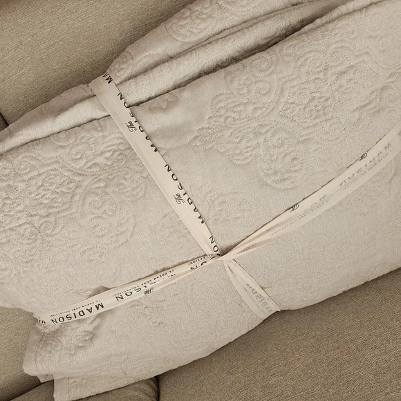 Luxe Habitat King Cream Quilt And Pillow Set - Picture 12 of 13